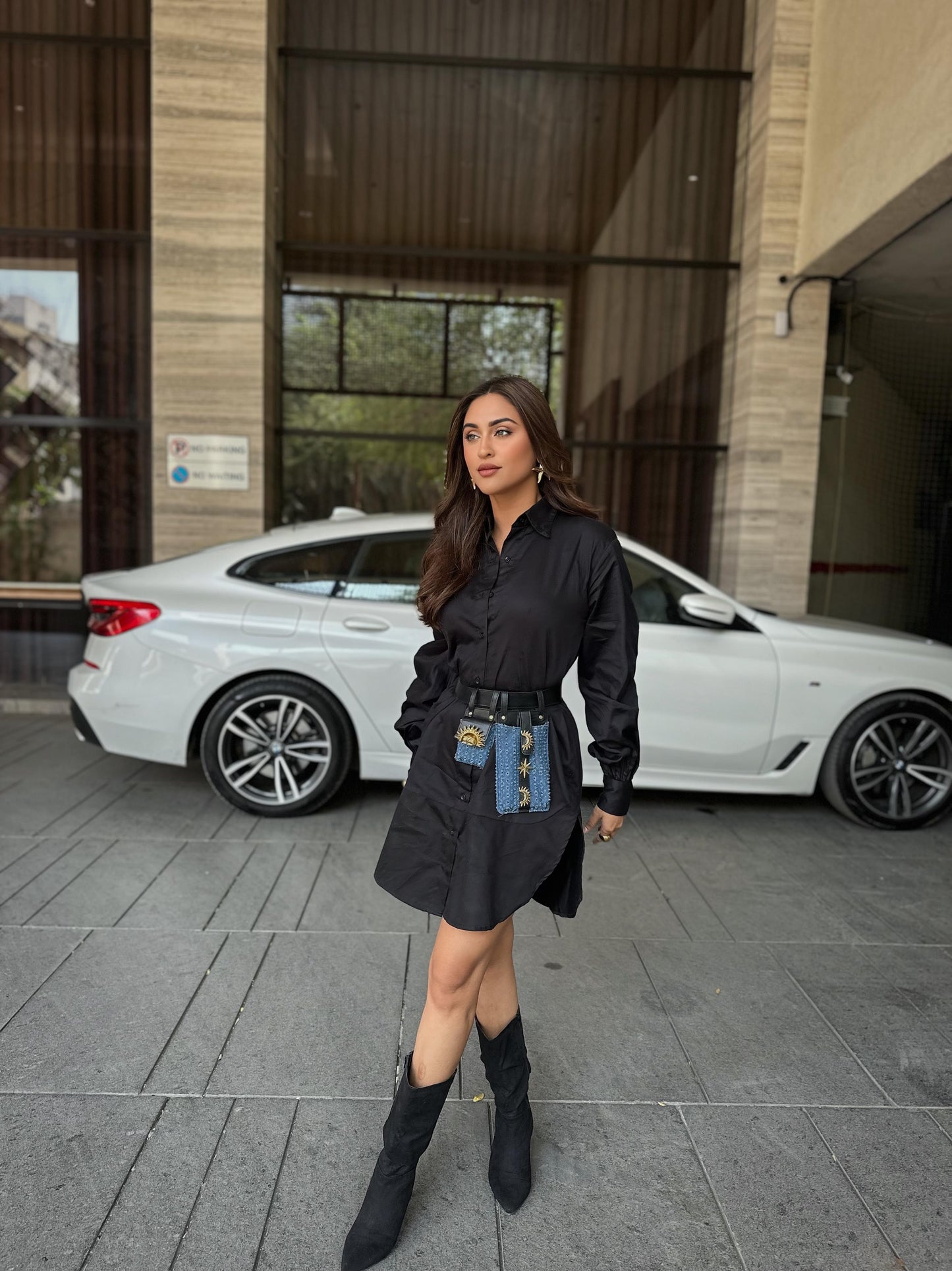 BLACK SHIRT DRESS WITH DOTTED DENIM BELT BAG