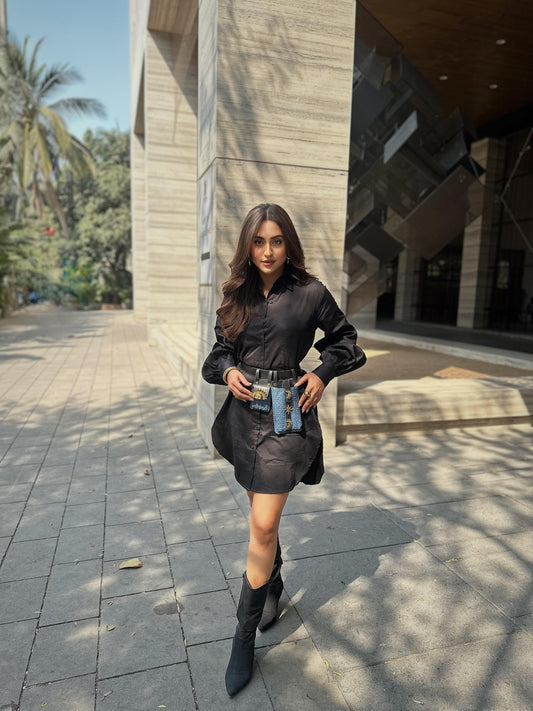 BLACK SHIRT DRESS WITH DOTTED DENIM BELT BAG