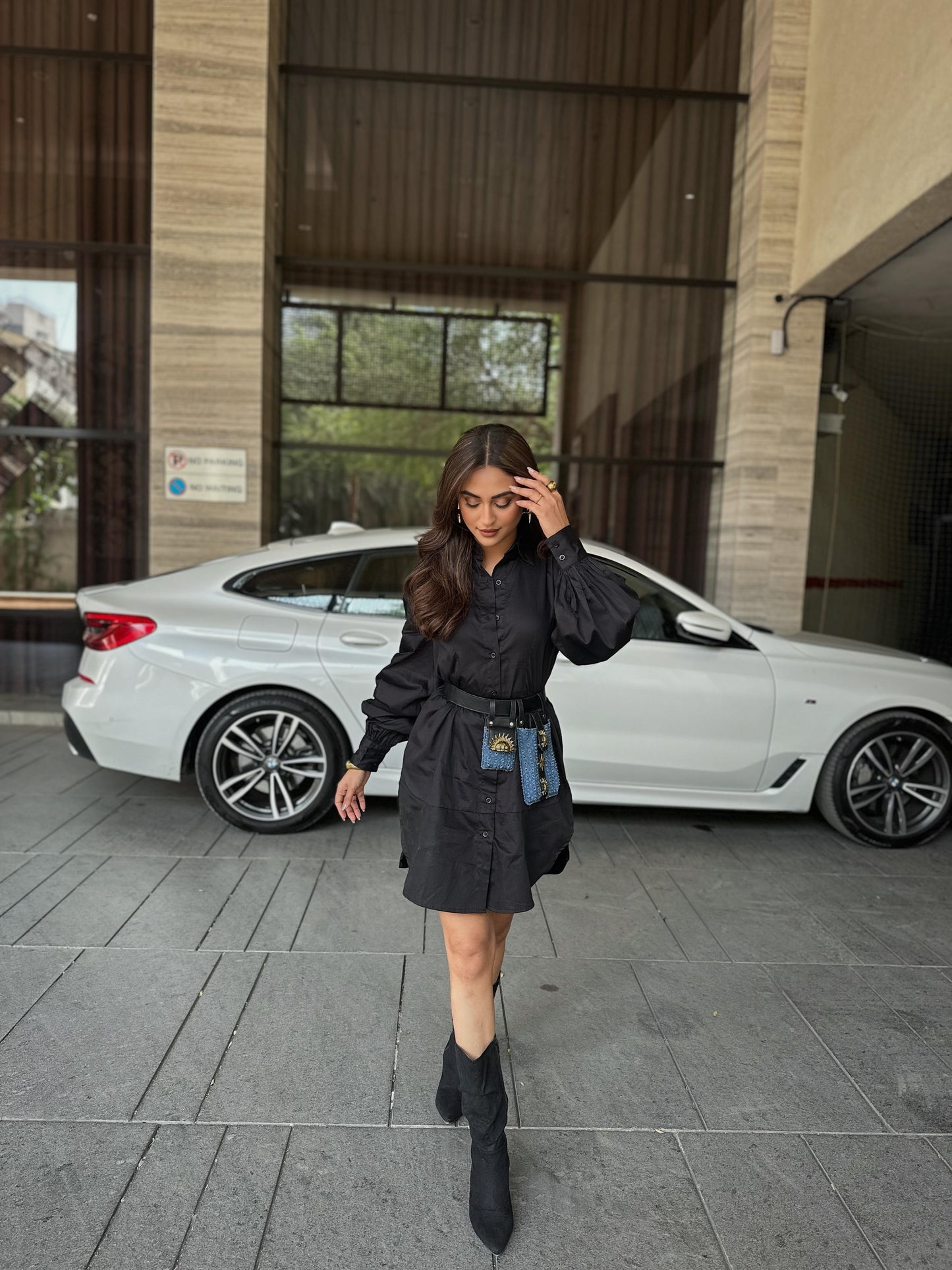 BLACK SHIRT DRESS WITH DOTTED DENIM BELT BAG