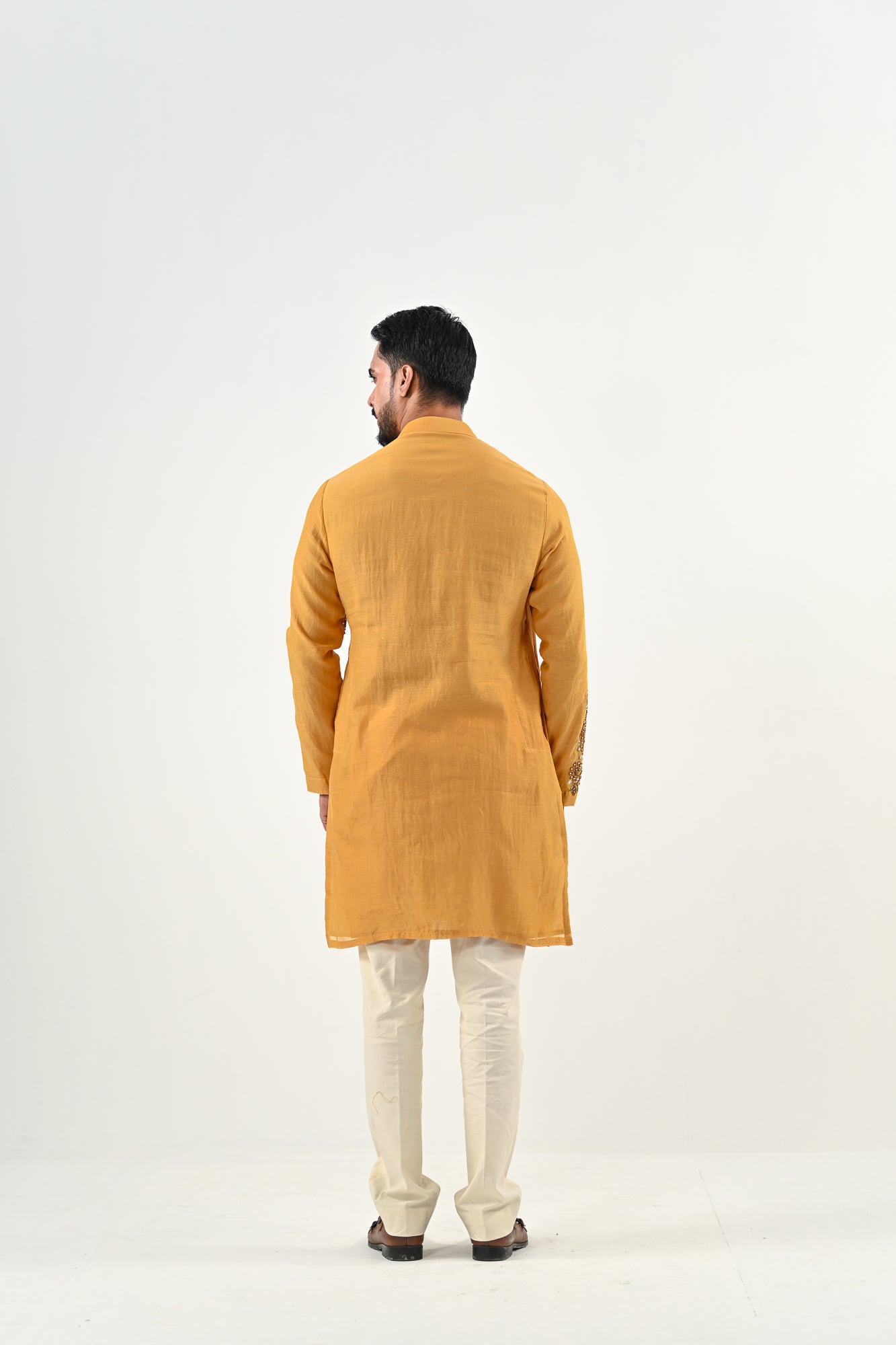 M EMBROIDERED KURTA SET