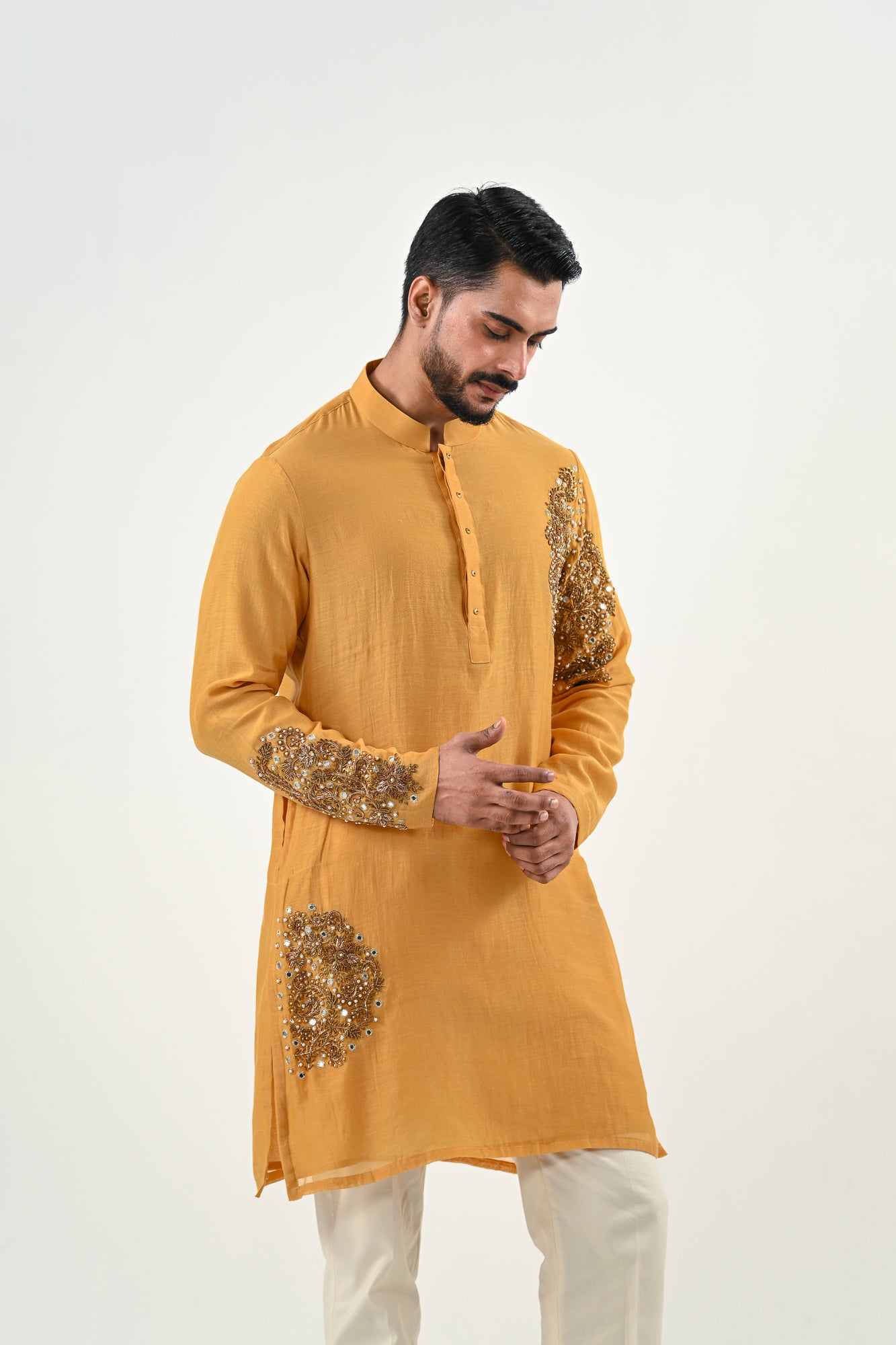 M EMBROIDERED KURTA SET