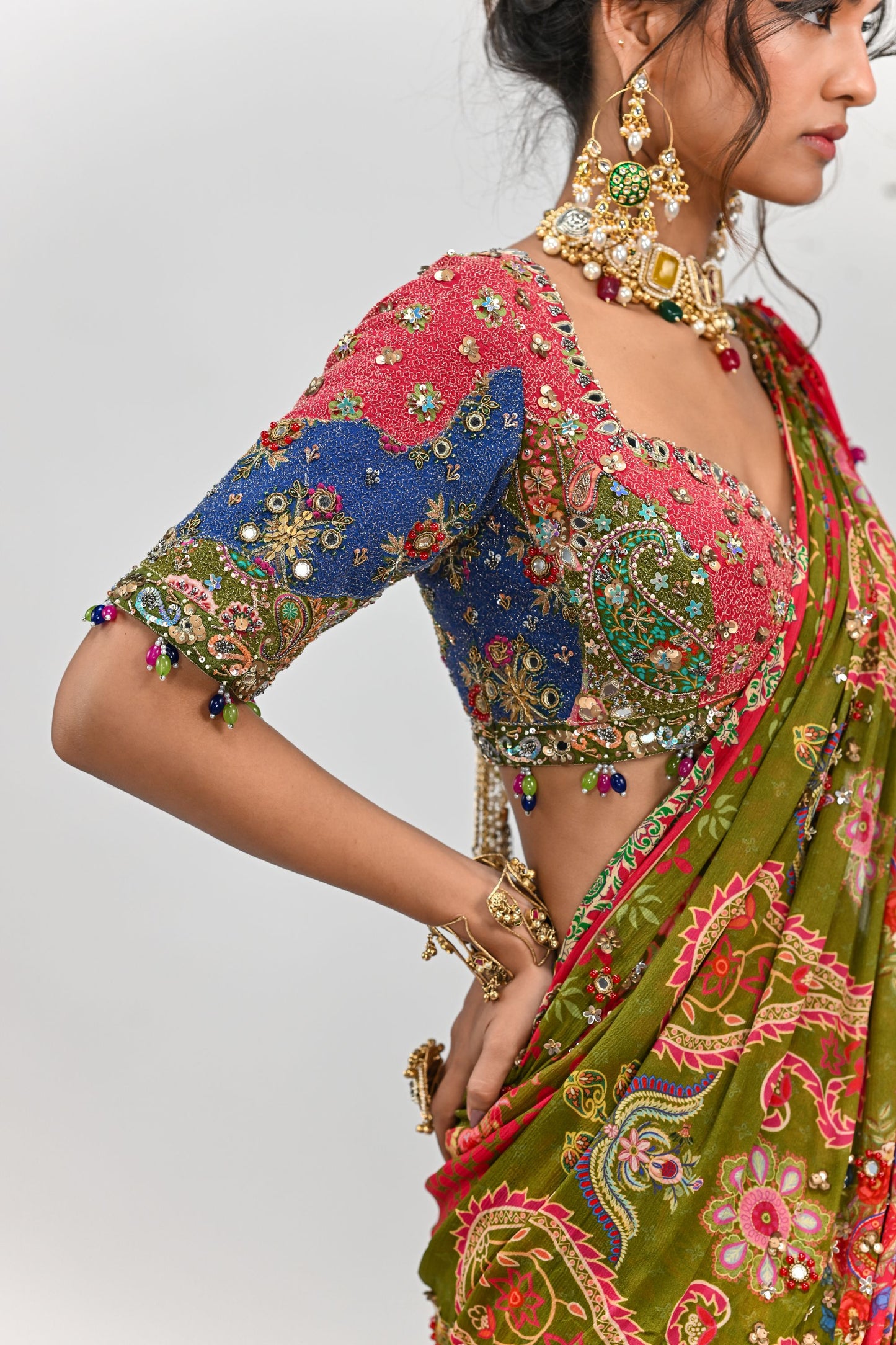 OLIVE HIGHLIGHTED DUAL PRESTITCHED SAREE PAIRED WITH PATCH BLOUSE