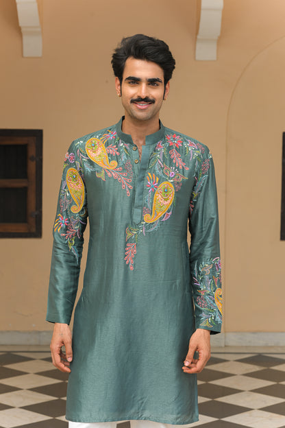 THREAD WORK PATCH EMBROIDERED KURTA PAIRED WITH STRAIGHT PANTS