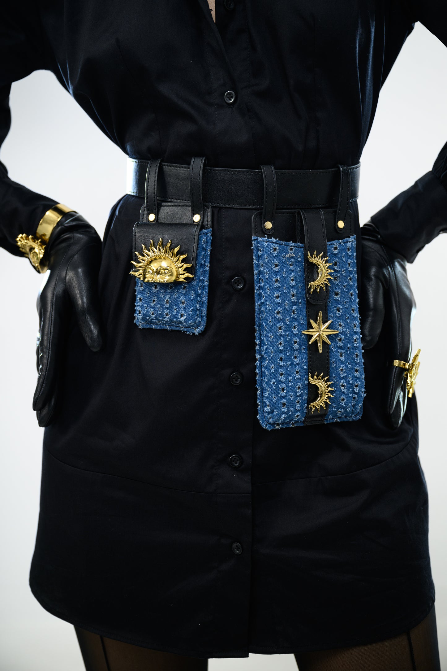 BLACK SHIRT DRESS WITH DOTTED DENIM BELT BAG